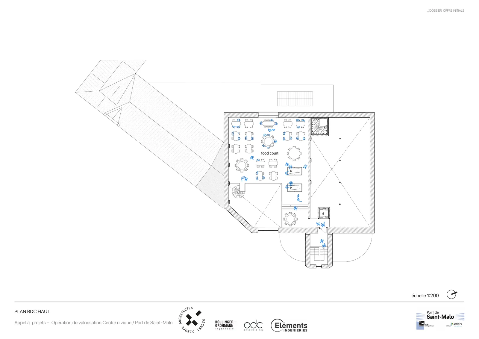 Plan du RDC haut à l’échelle 1:200 : grand Food Hall avec corners, bar central et terrasse intérieure.