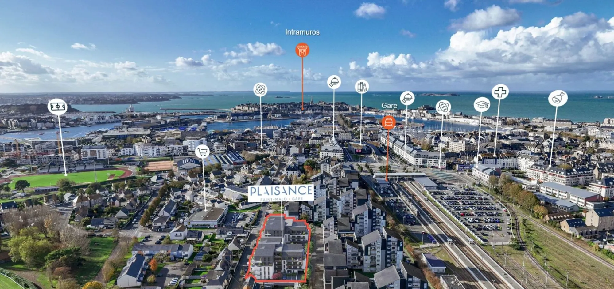 Vue aérienne annotée du site : la Place de la Grande Hermine et le bâtiment du projet (encadré rouge), à mi-chemin de la Gare TGV et de l’Intra-Muros, signalisation des principaux pôles attractifs autour.